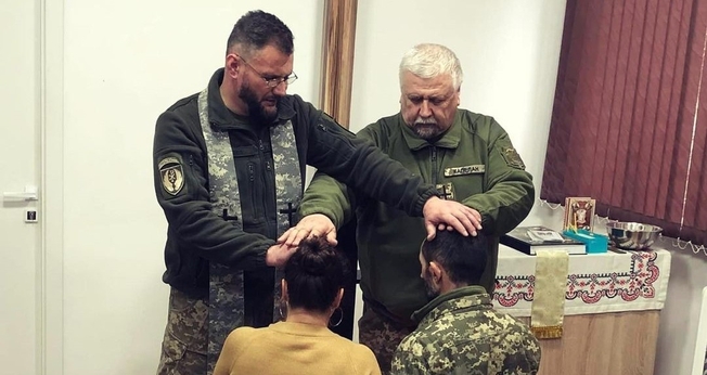 O pastor Sergey celebrou o casamento de um casal cristão às pressas, antes do noivo partir para o front. (Foto: Instagram/George Thomas).