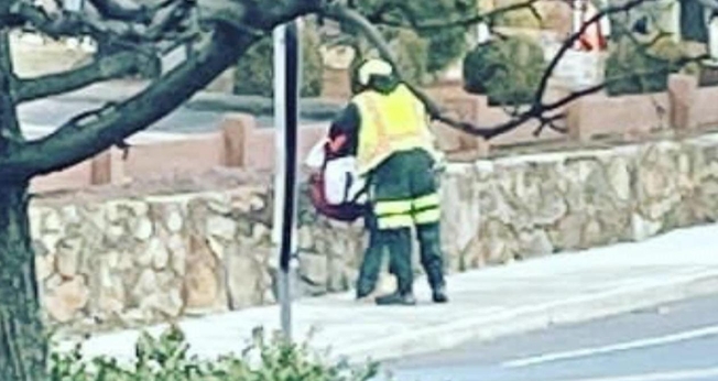 Mike Nance, motorista do caminhão de lixo que parou seu trabalho para ajudar uma jovem na rua. (Foto: Captura de tela/Vídeo News 12)