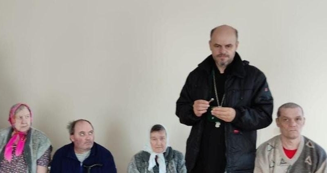 Ioann Burdin, em pé. (Foto: Reprodução/Facebook Igreja Ortodoxa em Karabanovo)