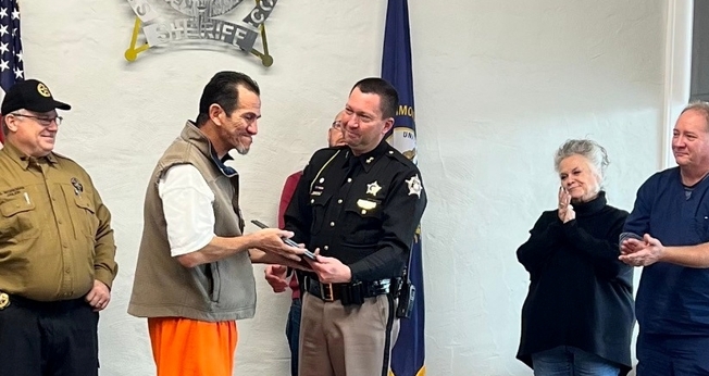 Marco Sanchez sendo homenageado pelo xerife Jon Hayden. (Foto: Facebook Graves County Sheriff's Office)