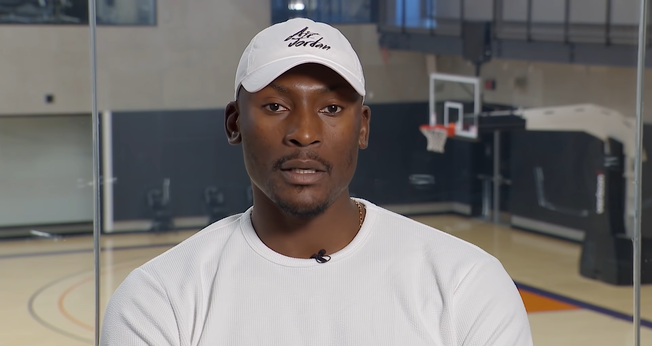 Bismack Biyombo irá doar todo salário de 1,3 milhão de dólares para o projeto social. (Foto: YouTube/Bismack Biyombo Foundation).