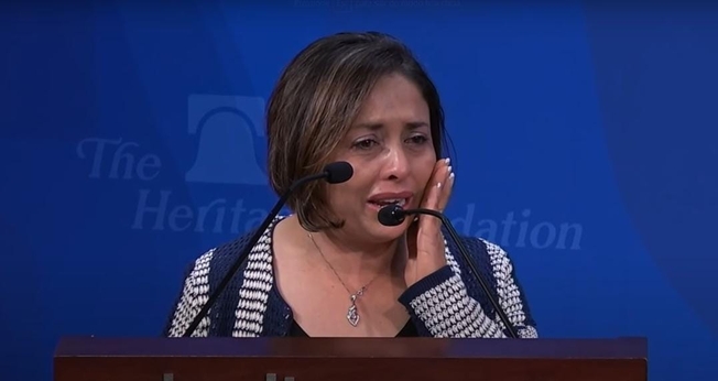 Abigail Martinez, mãe da garota que cometeu suicídio. (Foto: Captura de tela/YouTube The Heritage Foundation)