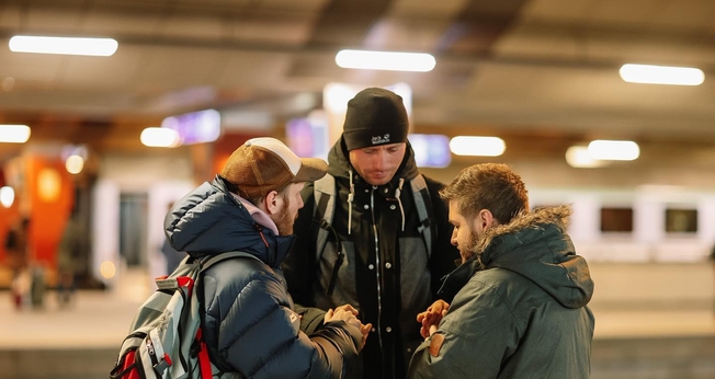 O ministério Awakening Europe está levando o amor de Jesus aos refugiados na fronteira da Ucrânia. (Foto: Facebook/Awakening Europe).