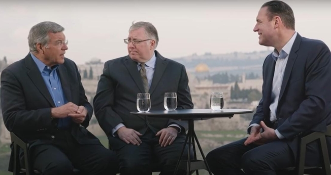 Chris Mitchell, Joel C. Rosenberg, e Erick Stakelbeck. (Foto: Captura de tela/YouTube The Watchman with Erick Stakelbeck)