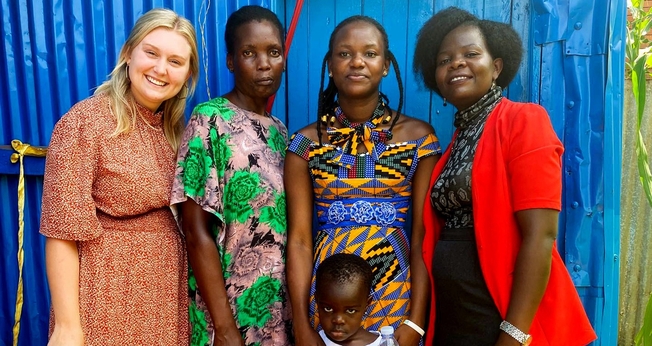 A missionária Allie White, da IMB, ministra mulheres que trabalham em bordéis em favelas em Kampala, Uganda. (Foto: Reprodução / IMB)