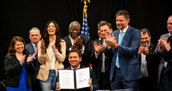Ron DeSantis mostra projeto sancionado: ‘Lei oferece proteção aos pais, garantindo a transparência curricular nas escolas’. (Foto: Twitter Ron DeSantis)