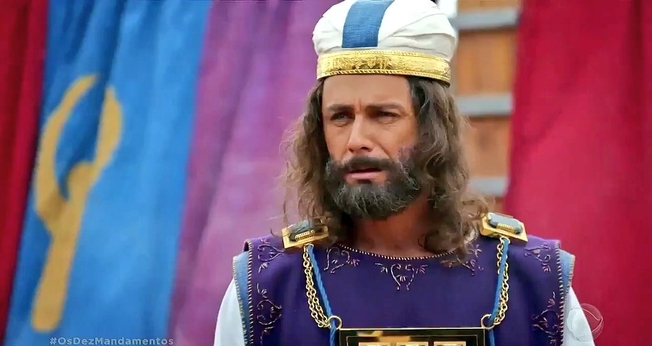 O ator Petrônio Gontijo, interpreta o sacerdote Arão, na novela 'Os Dez Mandamentos'. (Imagem: vídeo Record TV)