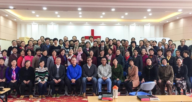 Reverendo Lee Hayward ensinando “Liderança Bíblica” para líderes de igreja na China. (Foto: Reprodução / China Partner)