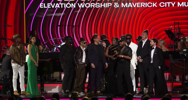 Maverick City Music e Elevation Worship recebem seu prêmio de Melhor Álbum de Música Cristã Contemporânea. (Captura de tela: YouTube / Recording Academy/GRAMMYs)