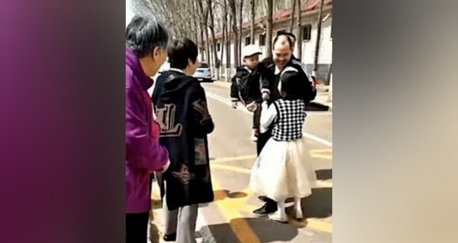 Wang Runyun com sua esposa e filhos após sair da prisão. (Foto: ChinaAid) 