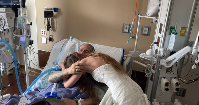 A noiva Hailey casou no hospital para que o pai pudesse participar da cerimônia. (Foto: YouTube/Logan Health).