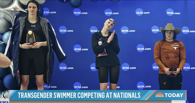 Nadadora transgênero Lia Thomas no pódio com as demais medalhistas. (Foto: Reprodução/NBC News)