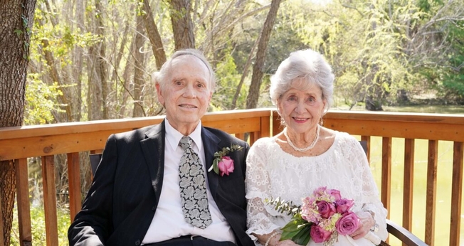 Janice, de 89 anos, e Otto, de 82 anos, se casaram no centro onde vivem. (Foto: Time Knot Forgotten Photography/Belmont Village).