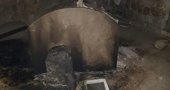 Manifestantes palestinos vandalizaram o túmulo de José em Nablus, na Cisjordânia, em 10 de abril de 2022. (Foto: Conselho Regional de Samaria)
