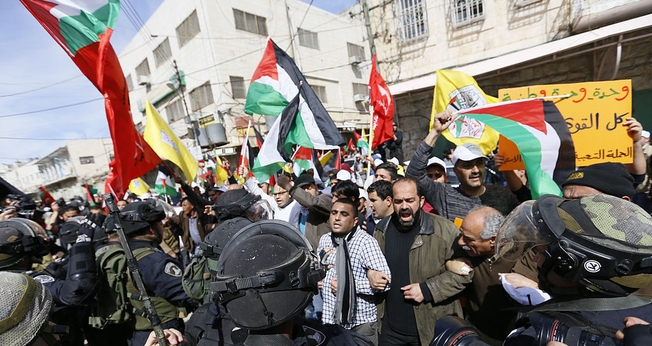 Imagem ilustrativa. Policiais israelenses impedem palestinos de entrar na rua Al-Shuhada, em Hebrom. (Foto: Mustafa Bader/Wikimedia Commons)