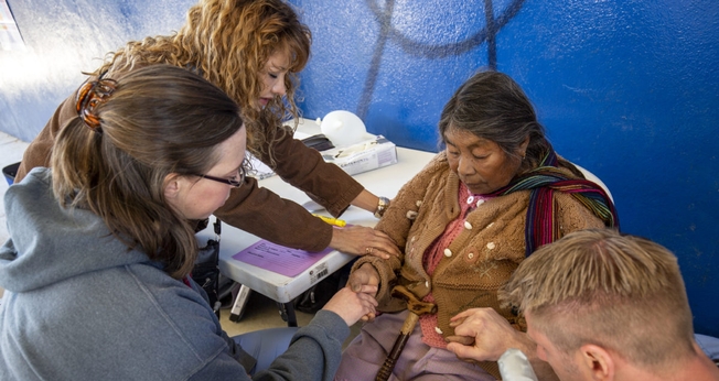 Missionários oram por mulher do grupo zapoteca do Vale de Tlacolula, na Villa Díaz Ordaz, no estado de Oaxaca, México. (Foto: IMB)