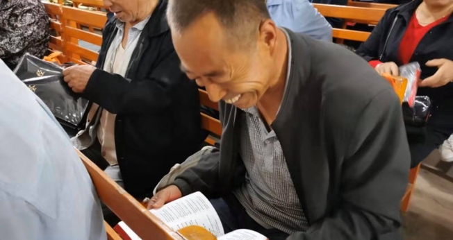 Chineses voltam a receber Bíblias. (Foto: Reprodução/Facebook Bible for China)