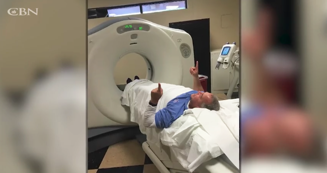 Chuck Keels foi curado milagrosamente no quarto do hospital. (Foto: CBN News)