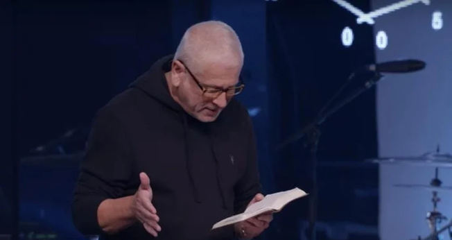 Pastor Louis Giglio. (Foto: Captura de tela/YouTube/Passion City Church)