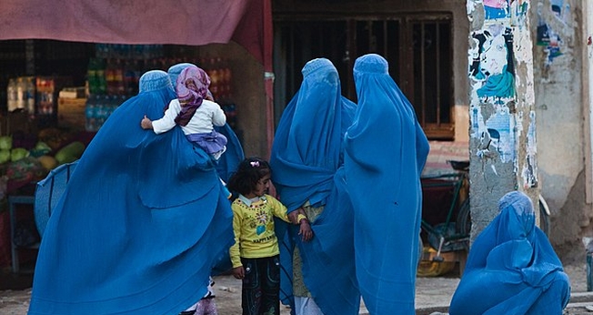 O Talibã recomendou o uso da burca azul, um símbolo global do extremismo. (Foto: Wikimedia Commons/Marius Arnesen).