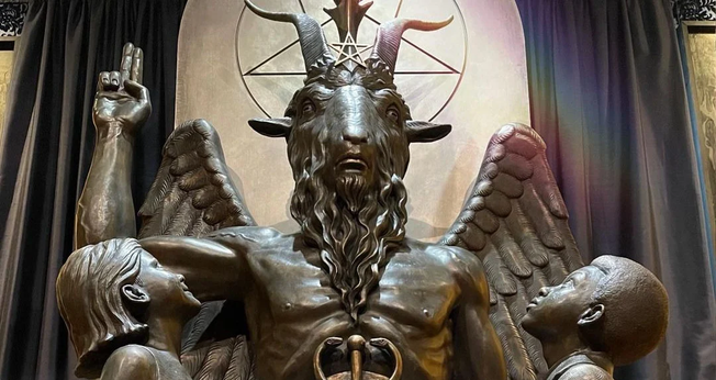 Apesar de se dizer ateu, o Templo Satânico usa a estátua do ídolo pagão Baphomet. (Foto: The Satanic Temple/Instagram)