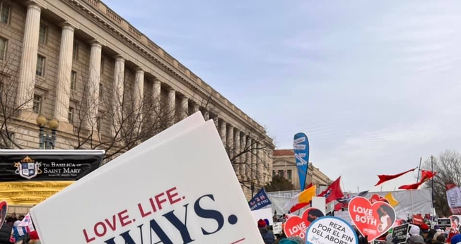 Manifestantes pró-vida em frente à Suprema Corte dos EUA. (Foto: Americans United for Life)