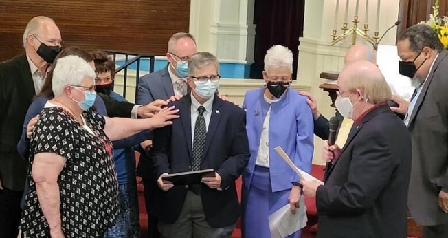 Joel Dugan, uma mulher biológica de 63 anos, foi consagrado como ministro. (Foto: Baptist News Global).