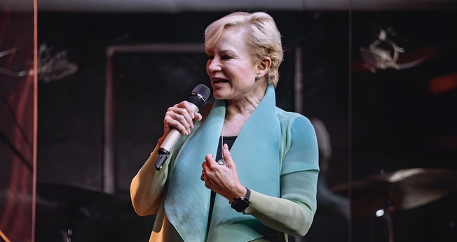 Heidi Baker durante ministração no On Mission, em SP. (Foto: Francielle Cecilia / Global Awakening)
