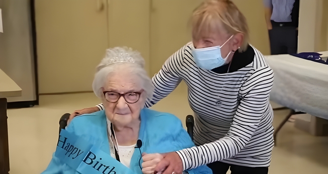 Gerda Cole (à esq.) se reúne com sua filha, Sonya Grist em 7 de maio de 2022. (Foto: YouTube/Toronto Sun)