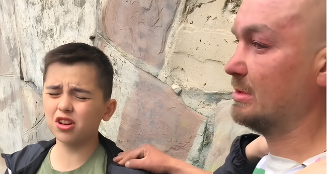 Menino ora e prega nas ruas da Ucrânia: (Foto: Facebook Virginnia Gina Logan)