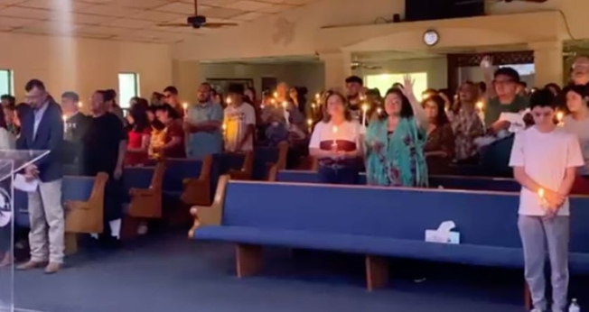 Culto no Templo Cristiano, em Uvalde, em apoio aos familiares das vítimas do atentado. (Captura de tela Facebook Templo Cristiano)