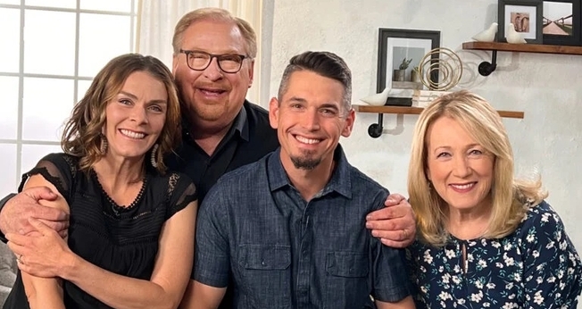 O Pastor Rick Warren e sua esposa, Kay, juntos com o Pastor Andy Wood e sua esposa, Stacie. (Foto: Igreja Saddleback)
