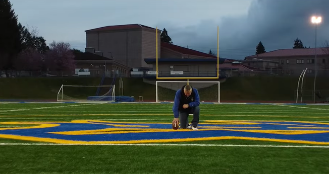 Joe Kennedy foi demitido por fazer orações em campo. (Captura de tela The Daily Signal)