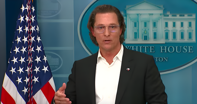 Matthew McConaughey em discurso na Casa Branca em homenagem a vítimas de tiroteio em massa. (Captura de tela CBN News)