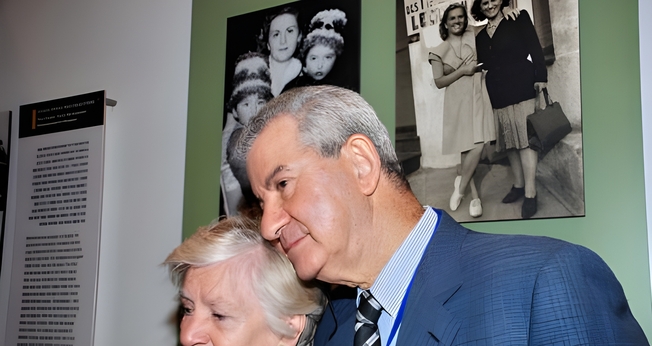 Andrée Geulen com um de seus sobreviventes durante uma visita ao Museu de História do Holocausto Yad Vashem, ‏2007. (Foto: Reprodução / Yad Vashem)