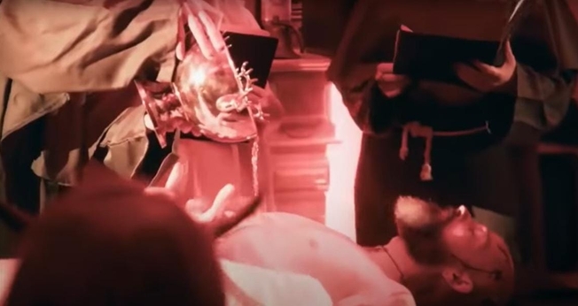 Ritual de satanistas. (Foto: Captura de tela/YouTube Inside Edition)