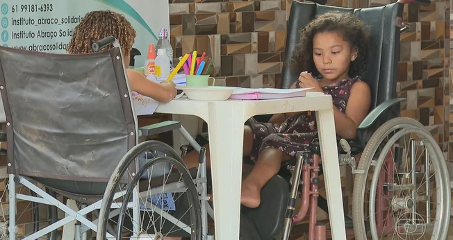 Crianças foram atropeladas por motorista bêbado, em Ceilândia. (Foto: TV Globo/Reprodução)