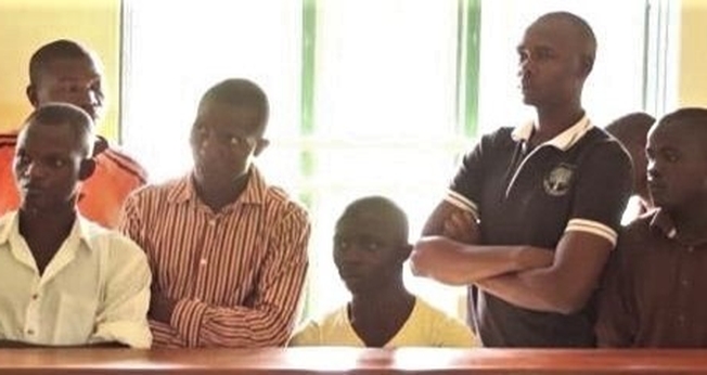 Cristãos no distrito de Mukono, Uganda, assistem enquanto a juíza dá o veredito a assassino de cristãos. (Foto: Morning Star News)