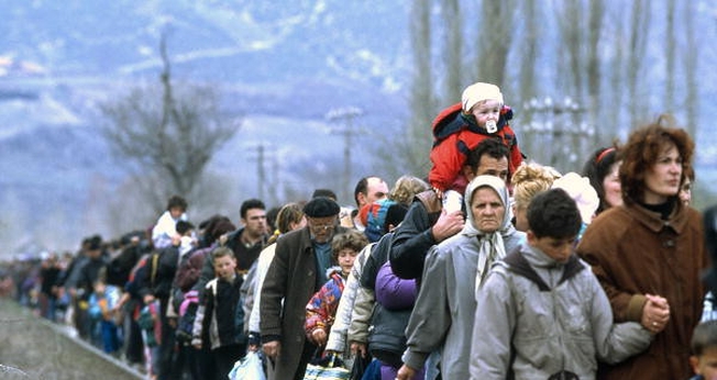 Refugiados de Kosovo fugindo de sua terra natal (Foto: Flickr/United Nations Photo)