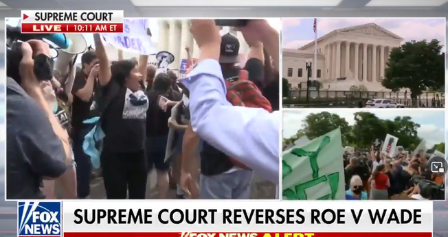 Ativistas pró-vida comemoram em frente à Suprema Corte [à esq.] (Captura de tela Fox News)