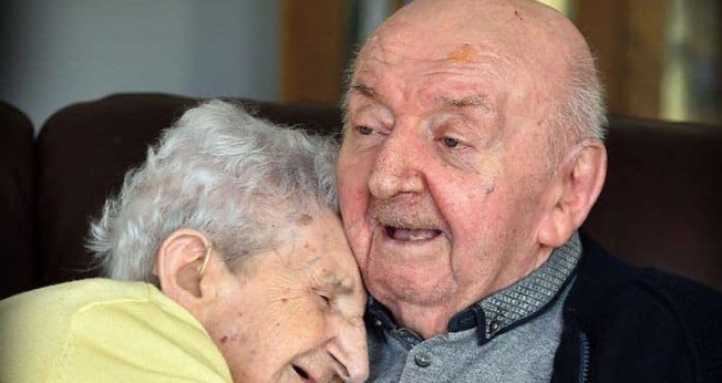 Ada, de 98 anos, abraçada ao seu filho Tom Keating, de 80. (Foto: Reprodução / GOD TV)