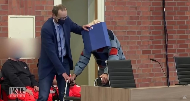Josef Schuetz se esconde durante o julgamento. (Foto: Captura de tela/YouTube Inside Edition)