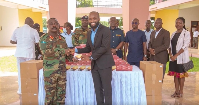 Momento da entrega das Bíblias em áudio, em Gana. (Foto: Captura de tela/Vídeo Missions Box)