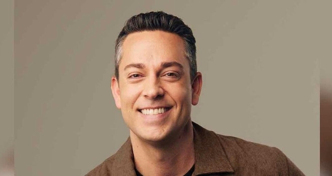 Zachary Levi na capa do livro “Radical Love”. (Reprodução Instagram Zachary Levi)