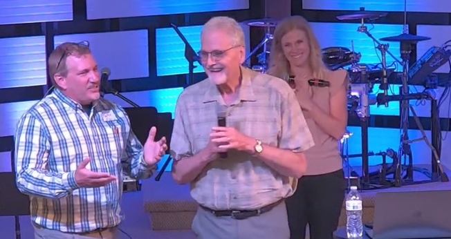 Bill sofria de Síndrome Pós-Pólio, que atrofiou seu corpo e o impediu de pregar. (Foto: Assemblies of God).