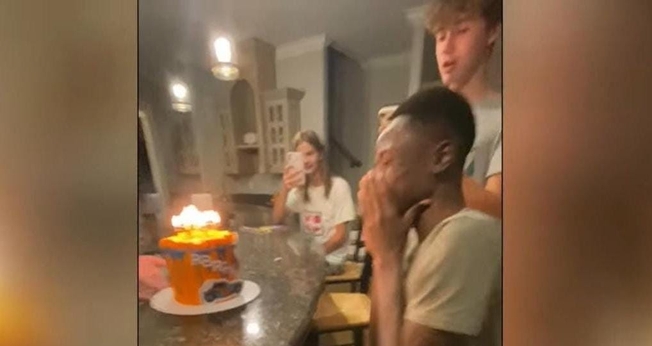 Festa de aniversário de Abraham com seu “bolo de bênção”. (Foto: Captura de tela/Vídeo CBS Evening News)