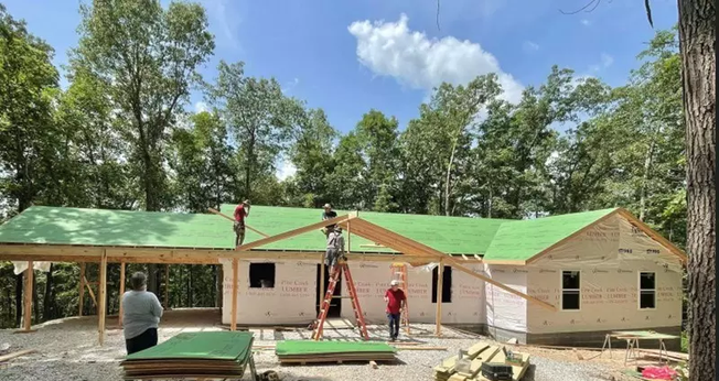 Mike e Susan Phillips foram guiados por Deus para construir um complexo de 10 casas. (Foto: Baptist Press).