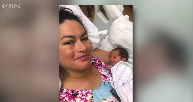 Elena Robles e sua primeira filha, Isabel Esperanza. (Captura de tela CBN News)