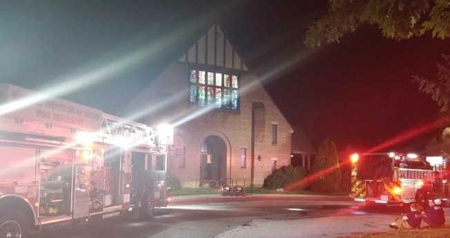 Bombeiros atendem a um incêndio na paróquia de St. Jane Frances de Chantal em Bethesda, Maryland. (Foto: Serviço de Bombeiros e Resgate do Condado de Montgomery)