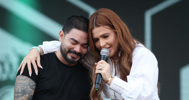 Yudi Tamashiro e sua esposa, a cantora Mila. (Foto: Pedro Flausino/Marcha Para Jesus)